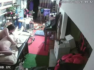 黑客破解家庭网络摄像头偷拍年轻小夫妻洗完澡在杂乱的的沙发床上六九做爱 海报