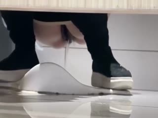 商场女厕偷拍短发一身黑美女肥臀嫩逼很诱惑_0 海报