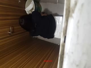 二月流出厕拍牛人手动背后俯视偷拍商场座厕2来尿尿的美女条纹衫美眉抓着门把撅着屁股尿 海报