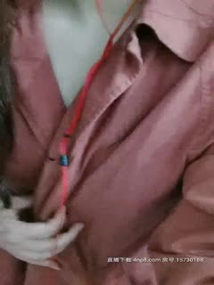 风骚少妇燃情户外逼里塞着跳弹玩耍，全程露脸漏出骚奶子揉捏，回到家里赶紧冲个热水澡自慰骚逼都湿透了 海报