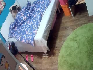 偷窥光屁屁准备睡觉的美少妇 海报