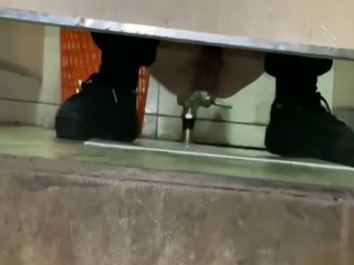 最新商城偷窥服装统一的两位美女嘘嘘 海报