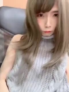 平胸萝莉小可爱TS凛梓穿得美美滴~取悦自己开心来两发，一发射在手里自己吃掉，一发射给魔镜！！ 海报