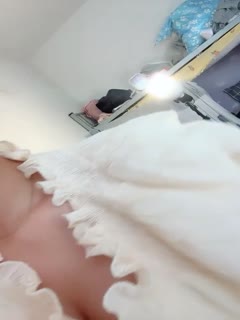 可爱新人主播妹子，穿的内裤还是透明，毛毛都看的一清二楚，胸不大不小，掰开逼逼很漂亮的粉色小蝴蝶 海报
