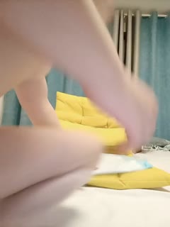 18岁的乖乖--麦麦的秘密❤️：ooo爸爸，爸爸，给我用力爸爸，好爽。眼神清澈的邻家女孩，性玩具一大堆，想用哪根就用那根，开心骑乘奔赴高潮！ 海报
