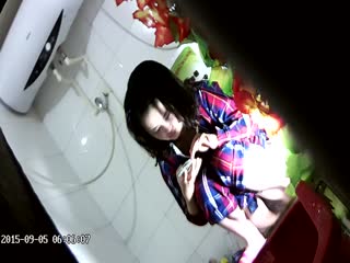 【精品偷拍】女生宿舍卫生间全景偷拍，几个颜值都不错第三番 海报