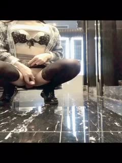 小白腿CDmomo，ktv女厕所露出 对面还有个阿姨露逼打电话，拿出肉棒黏在墙壁爆插菊花，潮喷精液 刺激啊啊啊！ 海报