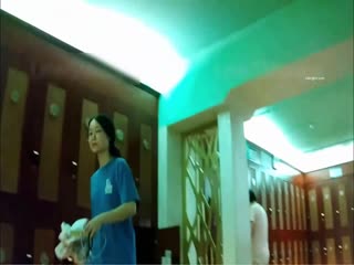 坑闺蜜系列❤️稀缺国内浴室真实偷拍模特身材美女淋浴完站在门口显摆傲人的身姿 海报