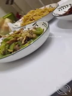 想草自己的妹妹11给兄弟们发一个给妹妹下药的视频 海报