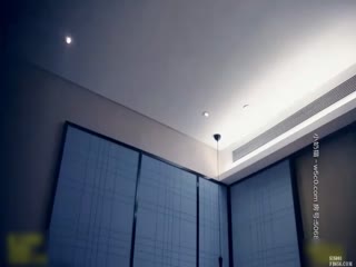 把牛仔裤好身材御姐约到酒店，紧紧搂在怀里奶子柔软挺翘，鸡巴硬邦邦妹子握着吸允套弄呻吟爽【水印】 海报