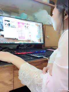 巨乳奶妈❤️-下海给宝宝赚奶粉钱，鲜奶多多，风趣挑逗哥哥们，黑丝肥臀诱惑，这穴看着老骚呀，都沾白带了！ 海报