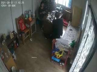 民居店铺办公室摄像头黑客入侵偸拍各种隐私生活揭秘夫妻激情造爱偸情口爆寂寞小少妇自摸多种多样非常真实4 海报