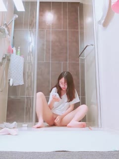 浴室暗藏摄像头本想偷拍表姐洗澡,意外拍到表姐在里面和男友视频聊天还自慰给男友看 海报