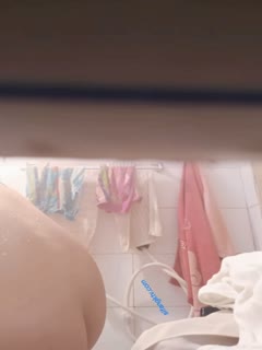 在舅舅家卫生间洗手盆下面安装针孔偸拍☀️小表妹洗澡一对大波Q弹阴毛好旺盛一身内衣好可爱 海报