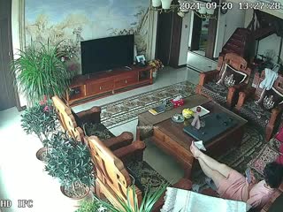 《家庭摄像㊙️破解泄密》民宅黑客入侵真实偸拍寂寞白嫩贵妇客厅看片自摸⭐疯狂小姐姐一字马手指当屌坐插看点十足 海报