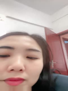 高端女白领你是真鸡巴骚，全程露脸办公桌前漏出骚奶子揉捏，逼逼里塞着跳蛋，跑到厕所掰着逼逼尿尿自慰舔淫水 海报