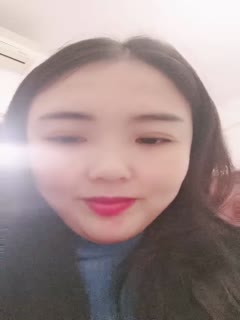 迷人的大宝贝上着班也要陪狼友发骚，刺激到受不了办公桌前漏出诱人的大奶子，上个厕所也要展示揉奶玩逼尿尿 海报