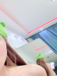 颜值区绿波女神初次下海，好不容易捕捉到了，肤白貌美大长腿，打扮一下激情大秀，揉奶玩逼特写互动撩骚刺激 海报