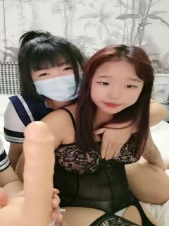 精彩4P两个风骚老阿姨床上调教小鲜肉和渣女小萝莉激情啪啪，黑丝制服露脸被老阿姨吃奶小哥舔逼，多体位爆草 海报