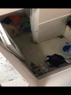 冒死爬墙偷窥楼下年轻的小媳妇洗澡 海报