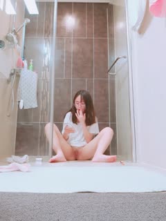 表姐卫生间暗藏摄像头偷拍她洗澡,结果表姐洗澡前先自慰了好久,等洗澡的时候设备都没电关机了 00_00_07-00_17_17 海报
