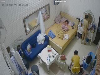 监控破解偷窥一居室三个姐妹在家里光溜溜的换衣服 海报