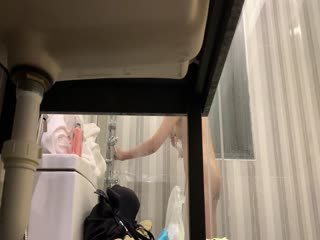 最新流出大神偷❤️拍提前在酒店卫生间放好设备偷拍到几个入住的女房客洗澡画质还不错 海报