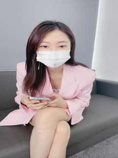 貴在真實！重慶某公司白領職員，公司LOGO都拍到，不怕老闆發現嗎？躲進公司廁所_2