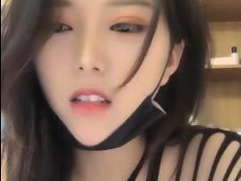 【熟女大尺度】浴室透視裝自慰實錄！人妻廁所自拍濕身誘惑