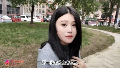 淫荡人妻出轨偷情，绿帽老公心太大竟在隔壁睡觉！